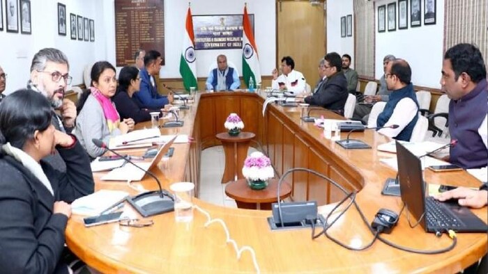 बैठक में मौजूद कृषि मंत्री, कृषि राज्य मंत्री और अधिकारी. फोटो- पीआईबी