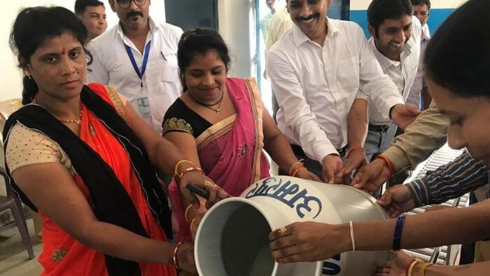 बुंदेलखंड में पशुपालक किसानों से दूध खरीद कर कारोबार करती बलिनी समूह की महिलायें