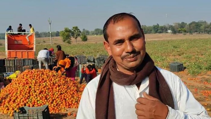 बच्चों को पढ़ाने के साथ खेती कर लोगों को रोजगार देने वाले टीचर हीरा प्रसाद