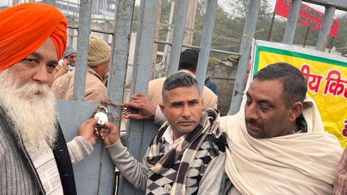 कुरुक्षेत्र की शाहाबाद चीनी मिल के गेट पर ताला लगाते किसान. (Photo-Kisan Tak)