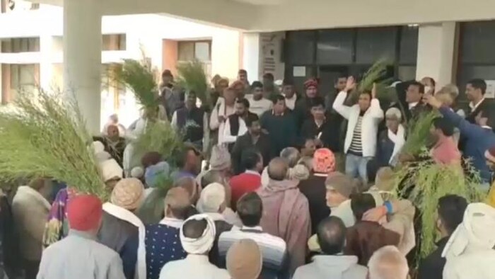 खराब फसल के मुआवजे (crop compensation) की मांग को लेकर विरोध प्रदर्शन करते किसान