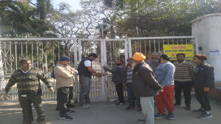 लखीमपुर में बजाज चीनी मिल के गेट पर किसानों ने लगाया ताला