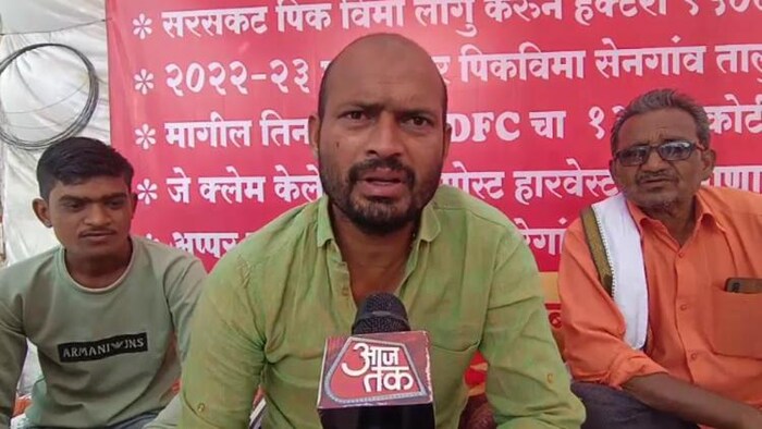 फसल बीमा के मुआवजे के लिए धरना देते किसान