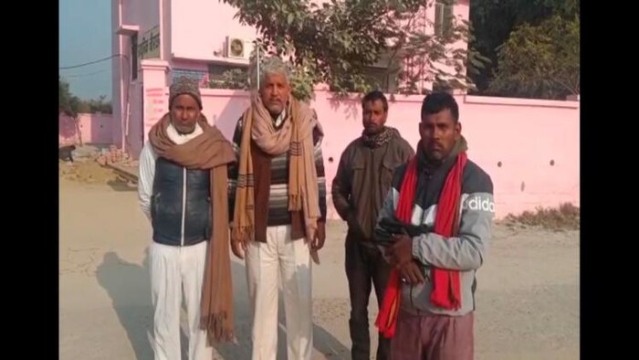 फतेहपुर में मृतक किसानों के परिजन