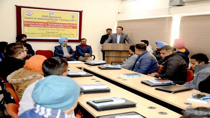 पशुओं में बांझपन दूर करने पर चर्चा करते देशभर के साइंटिस्ट.