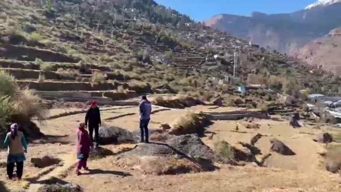 जोशीमठ के मरवाड़ी क्षेत्र में खेतों में आई चौड़ी दरारें