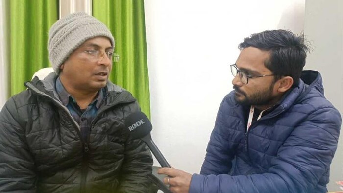 किसान तक से बात करते हुए राजकुमार शर्मा सहायक वन संरक्षक अधिकारी कैमूर