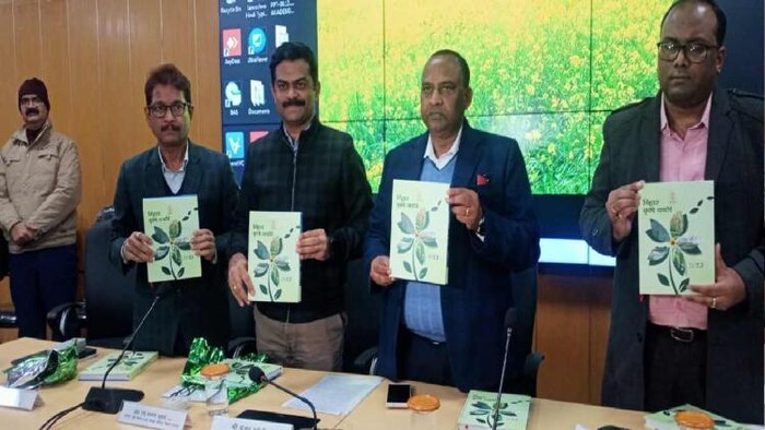 कृषि मंत्री कुमार सर्वजीत 2023 कृषि डायरी का विमोचन करते हुए