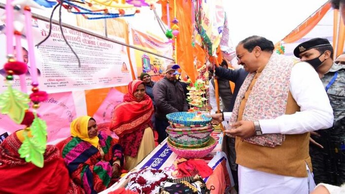 जनवरी महीने के पहले शुक्रवार को रायबरेली में पहली ग्राम चौपाल का आयाेजन किया. इस दौरान ग्रामीणों से बात करते हुए यूपी के उपमुख्यमंत्री केशव प्रसाद मौर्य (फोटो साभार-UP Government)