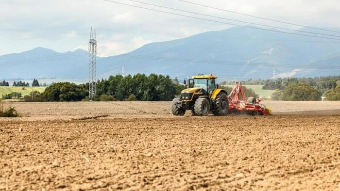 कौशल विकास मिशन योजना के तहत बिहार सरकार मशीनों के संचालन का भी प्रशिक्षण दे रही है, फोटो साभार: Freepik