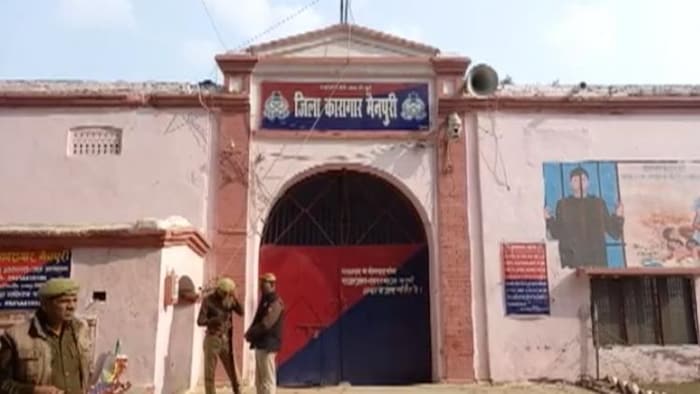 मैनपुरी जेल में सब्जियां उगा रहे कैदी (वीडियो ग्रैब)