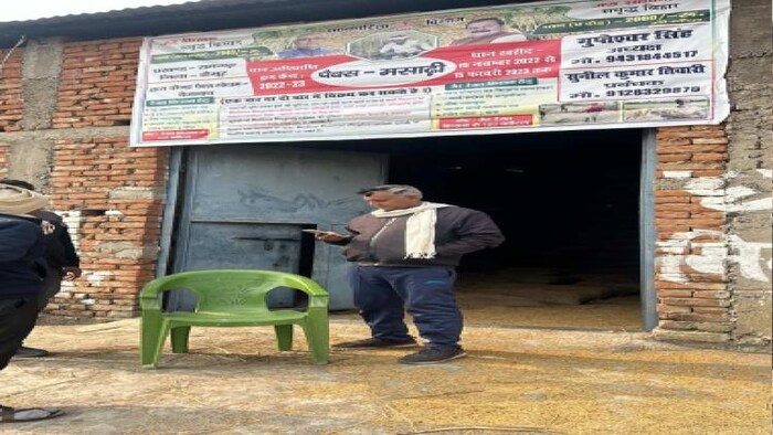 मसाढ़ी पैक्स गोदाम से धान चोरी होने के बाद की तस्वीर