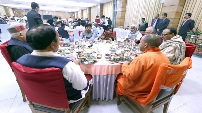 कैबिनेट बैठक से पहले यूपी में योगी आदित्यनाथ ने साथी मंत्रियों को डिनर करवाया, जिसमें मोटे अनाज से बने व्यंजन परोस गए-
