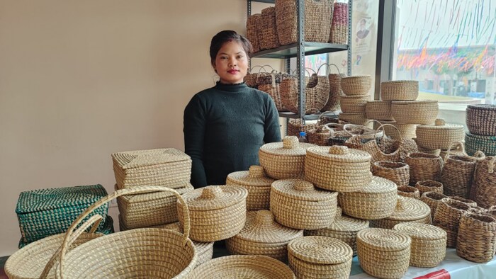 मूज से हैंडीक्राफ्ट बनाने वाली आदिवासी महिला हेमंती