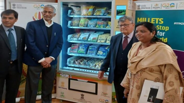 नेफेड ने मिलेट आउटलेट शुरू किया, जिसका उद्घाटन नीति भवन के सीईओ परम अय्यर और वाइस चेयर मैन सुमन के बेरी ने किया, फोटो साभार: Twitter