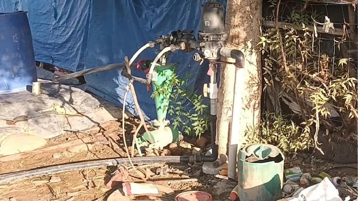 जयपुर के एक किसान कैलाश चौधरी के खेत में लगा ट्यूबवैल और खेतों में जाती पाइप लाइन.