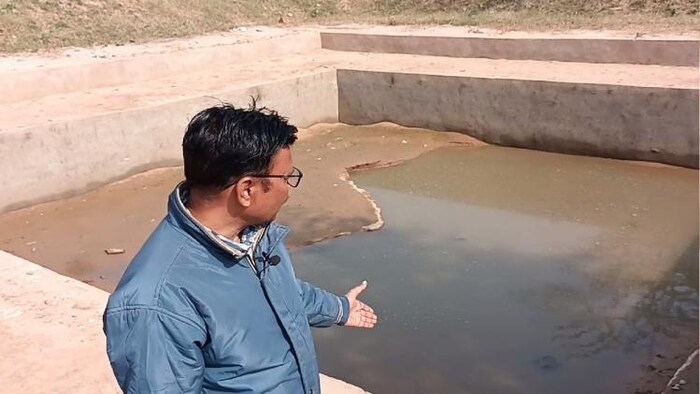 मंजरी फाउंडेशन कैंपस में बना फार्म पॉंड दिखाते राजेश कुमार