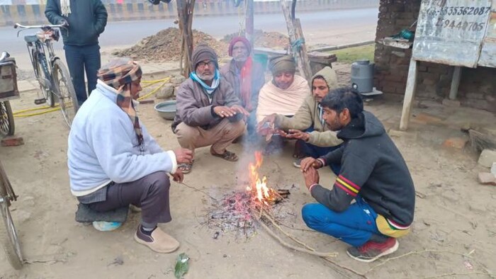 प्रयागराज में कड़ाके की ठंड के बीच अलाव का सहारा लेते लोग (फोटो-पंकज श्रीवास्तव)