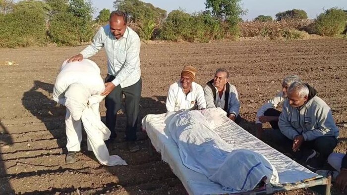 राजकोट में बिजली की शव यात्रा निकाल कर किसानों ने किया विरोध प्रदर्शन