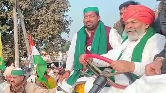 किसान महापंचायत के दौरान ट्रैक्टर चलाते किसान नेता राकेश टिकैत.