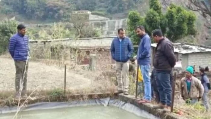 रुद्रप्रयाग के किसान कपिल शर्मा के फार्म का दौरा करने पहुंचे जिलाधिकारी मयूर दीक्षित