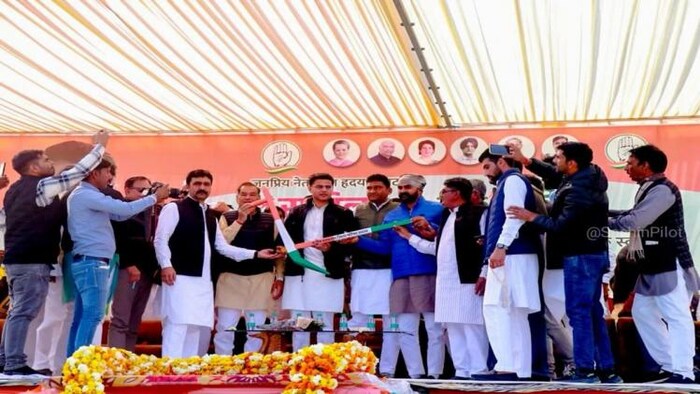 राजस्थान के हनुमानगढ़ में पूर्व उपमुख्यमंत्री सचिन पायलट ने किसान सभा को संबोधित किया. इस दौरान उन्हें सम्मान स्वरूप हल भेंट किया गया. (Photo Credit-Twitter)