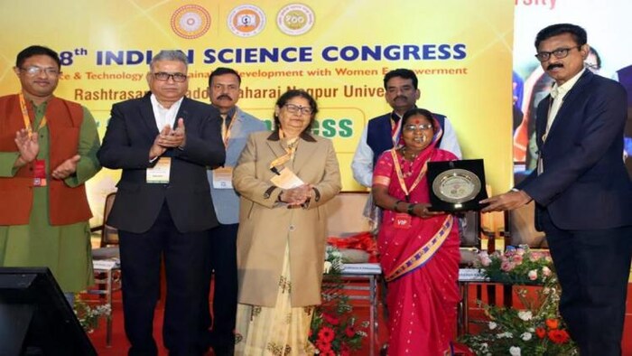 नागपुर में आयोजित किसान विज्ञान कांग्रेस के पद्म श्री राहीबाई पोपेरे का सम्मान करते हुए आरटीएमएनयू के कुलपति डॉ. सुभाष चौधरी, साथ में अन्य