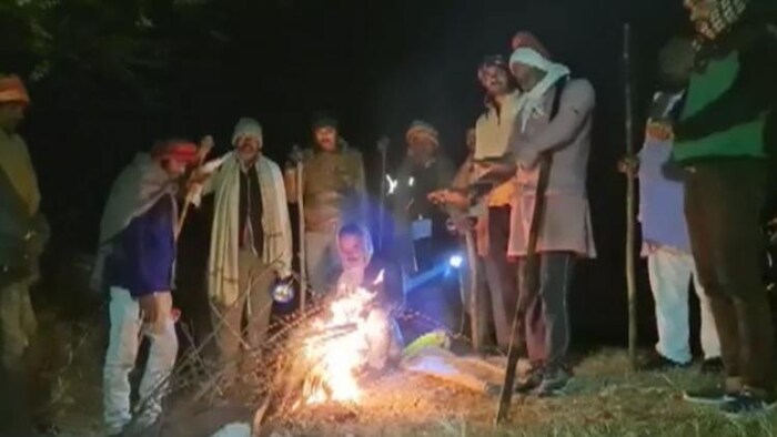 हमीरपुर में रात में खेतों की रखवाली करते किसान (फोटो-वीडियो ग्रैब)