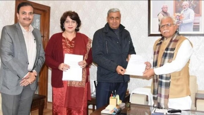 सीएम को अपनी रिपोर्ट सौंपते हुए हरियाणा के कृषि मंत्री जेपी दलाल