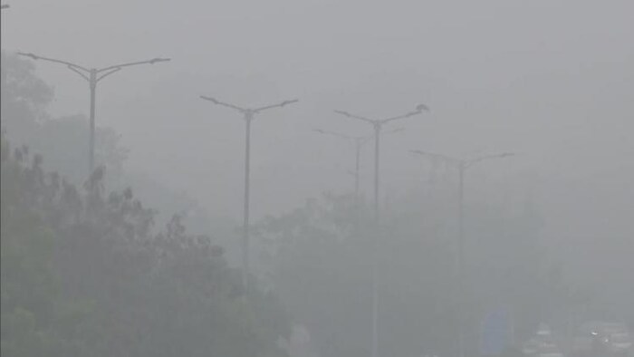 राष्ट्रीय राजधानी दिल्ली में शीतलहर जारी होने के साथ-साथ आज सुबह घना कोहरा देखा गया, फोटो साभार: एएनआई