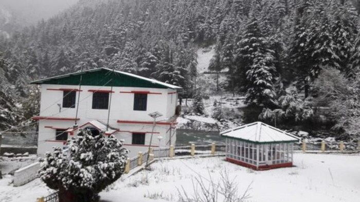 हिमाचल प्रदेश में बर्फबारी और बारिश ने लोगों की मुश्किलें बढ़ा दीं (सांकेतिक तस्वीर)