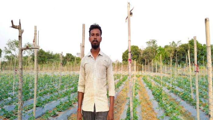 लाॅकडाउन में शहर से लौट कर खेती करने वाले किसान विक्रम महतो फोटोः किसान तक