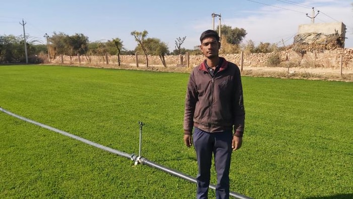 मूंडवा पंचायत समिति के गांव जनाणा में गणपत लाल धायल अपने मेथी के खेत में. फोटो- देवाराम काला