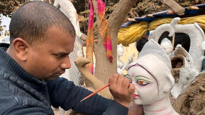 बसंत पंचमी पूजन के लिए मां सरस्वती की मूर्ति बनाता कलाकार