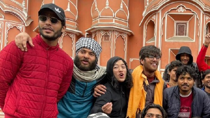 थियेटर ग्रुप रंगमस्ताने के रंगकर्मी वॉक थियेटर के दौरान.