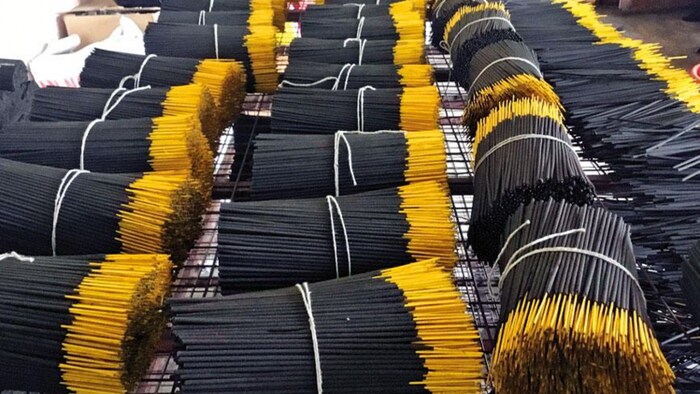 फूलो से बन रही है अगरबत्ती