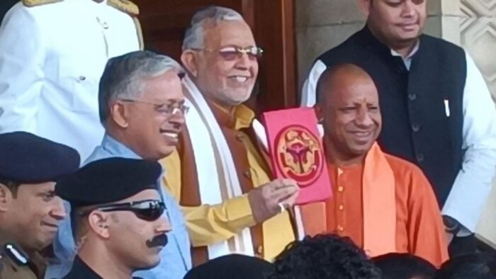 यूपी का बजट पेश करने के लिए विधान सभा पहुंचे वित्त मंत्री सुरेश खन्ना, साथ में सीएम योगी