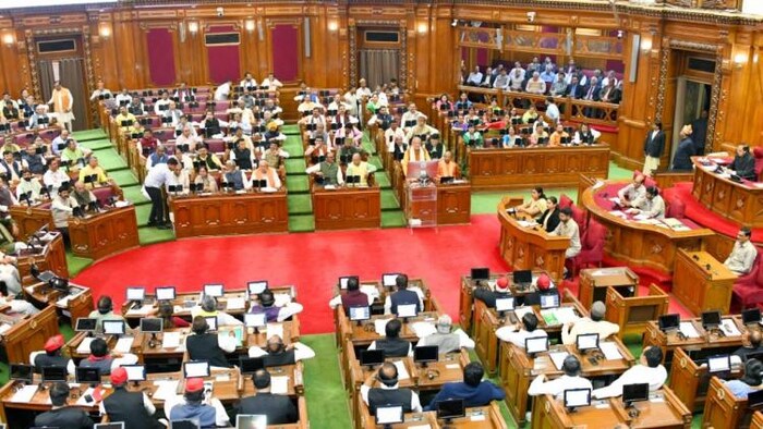 सीएम योगी की मौजूदगी में यूपी के वित्त मंत्री सुरेश खन्ना ने वित्त वर्ष 2023-24 का बजट पेश किया