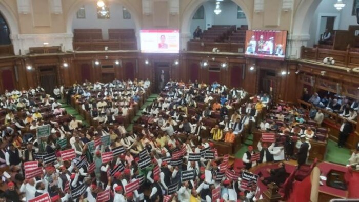 यूपी विधान सभा में राज्यपाल के अभिभाषण के दौरान सपा विधायकों ने जमकर नारेबाजी की