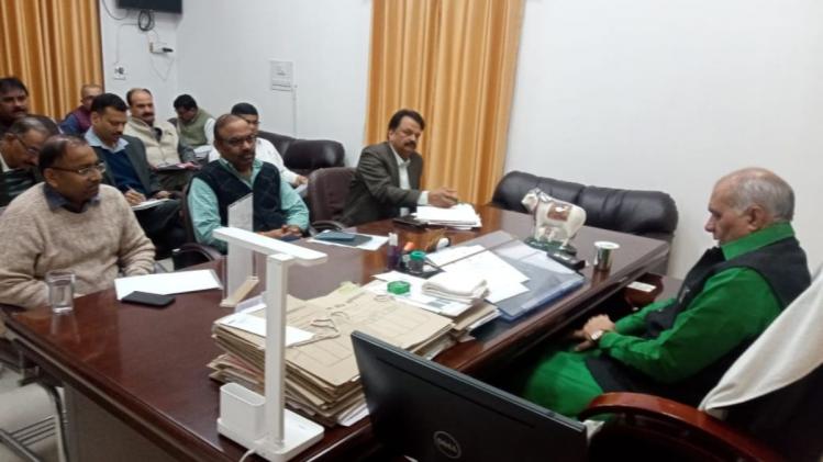 यूपी में डेयरी क्षेत्र में मिले निवेश प्रस्तावों की समीक्षा करते पशुधन मंत्री धर्मपाल सिंह
