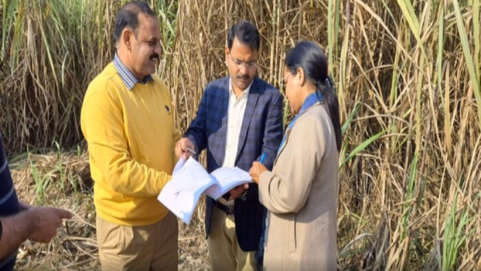 गन्ना घटतौली की घटना पर कार्रवाई करते प्रशासनिक अधिकारी