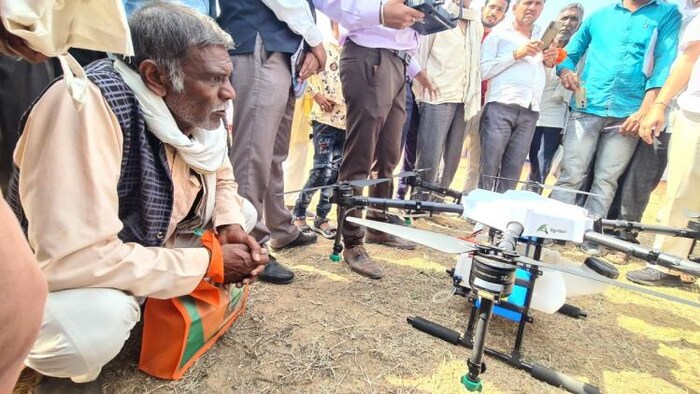 बुंदेलखंड में ड्रोन तकनीक की खेती में बारीकियों को समझते किसान
