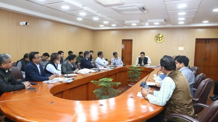 यूपी में अक्षय ऊर्जा के क्षेत्र में निवेश को जमीन पर उतारने की कार्ययोजना बनाते मंत्री एके शर्मा