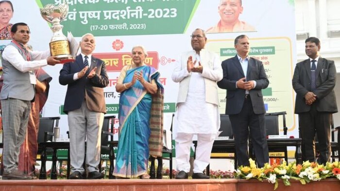 राज्यपाल आनंदीबेन पटेल ने फल फूल प्रदर्शनी के विजेताओं को सम्मानित किया