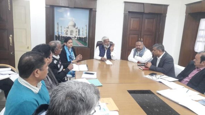 आगरा में भूजल स्तर सुधारने के मुद्दे पर समीक्षा बैठक करते यूपी के जलशक्ति मंत्री स्वतंत्र देव सिंह