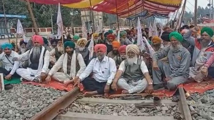 गुरदासपुर में रेलवे ट्रैक पर किसानों का धरना प्रदर्शन