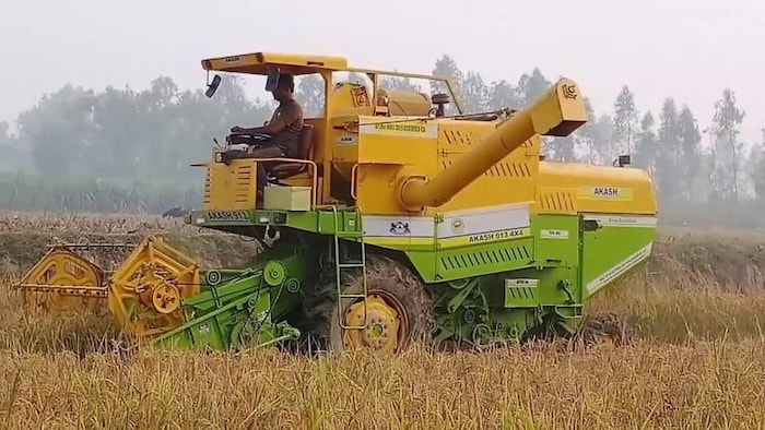 फसलों को कटाई वाली मशीन