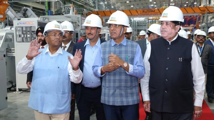 यूपी में नैनो यूरिया प्लांट की शुरुआत करते केंद्रीय मंत्री मनसुख मांडविया. (Photo-IFFCO)