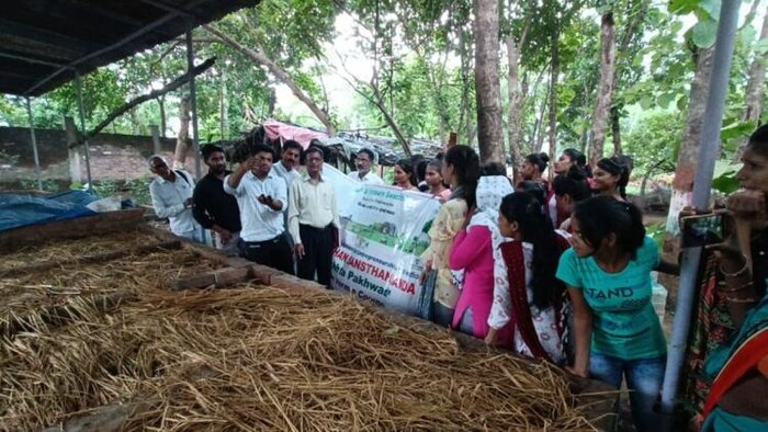 बीटेक किसान रोहित श्रीवास्तव बुंंदेलखंड के किसानों को जैविक खेती के गुर सिखाते हुए