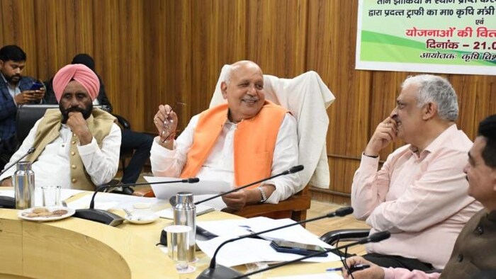 यूपी के कृषि मंत्री सूर्यप्रताप शाही ने कृषि संबंधी योजनाओं की समीक्षा की